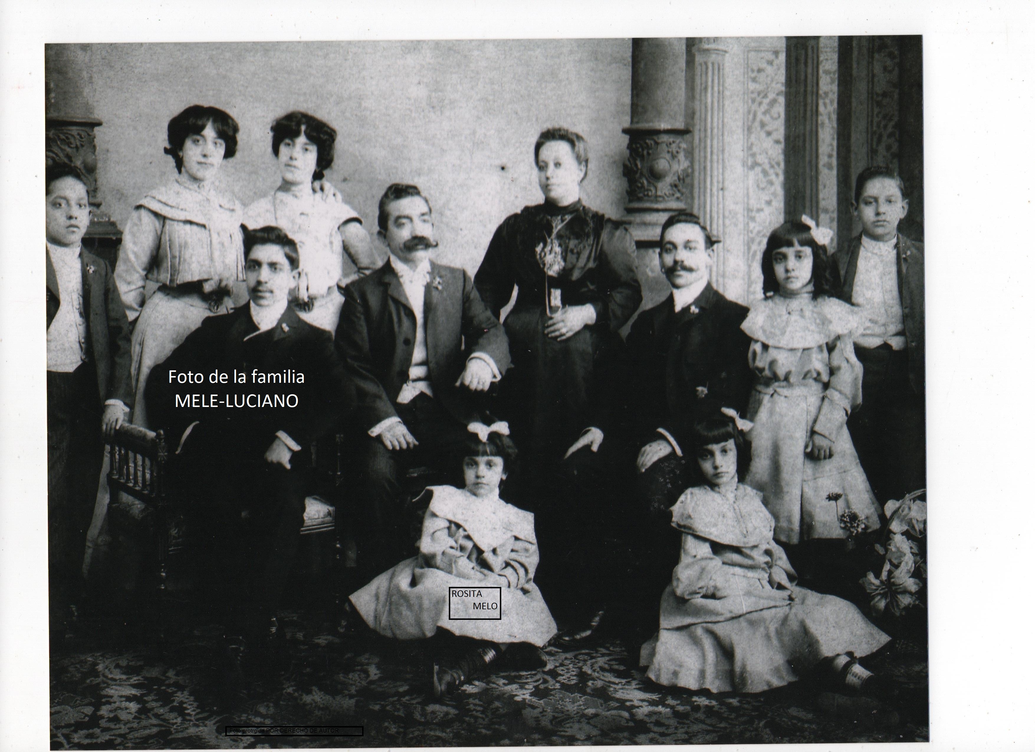 Foto de Rosita junto a su familia en su niñez